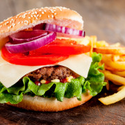 Hamburguesa acompañada de papas fritas