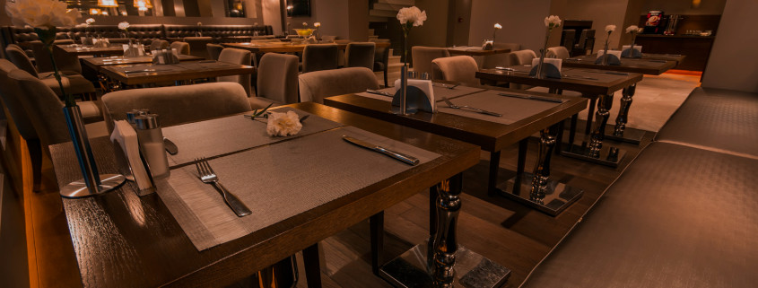 Mesas de un restaurant elegante con luz cálida